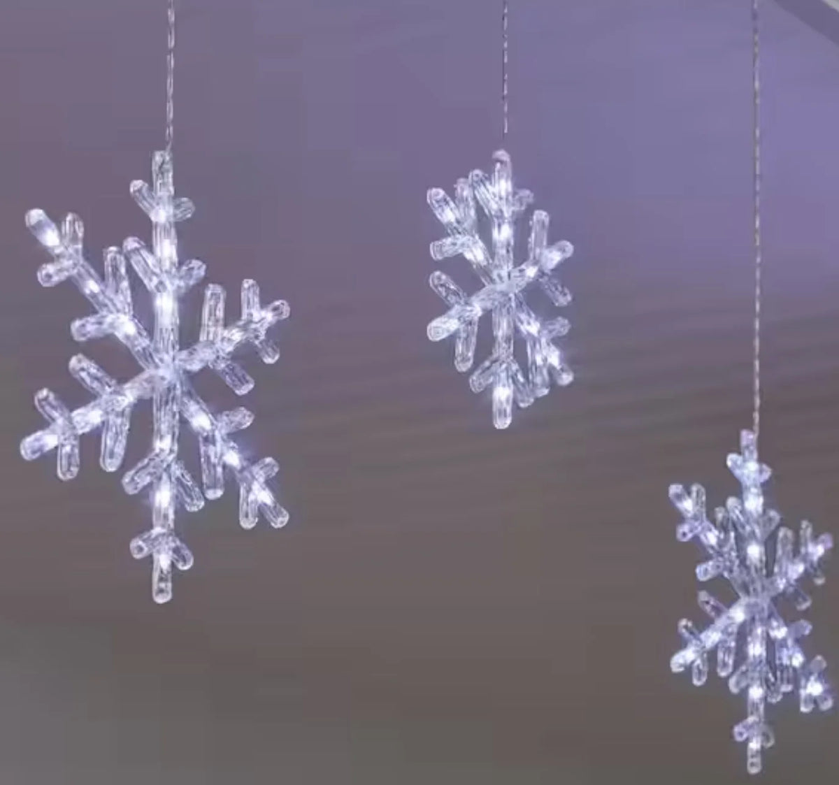 10 Count Cool White LED Hanging Snowflakes 15.5 ft D957610